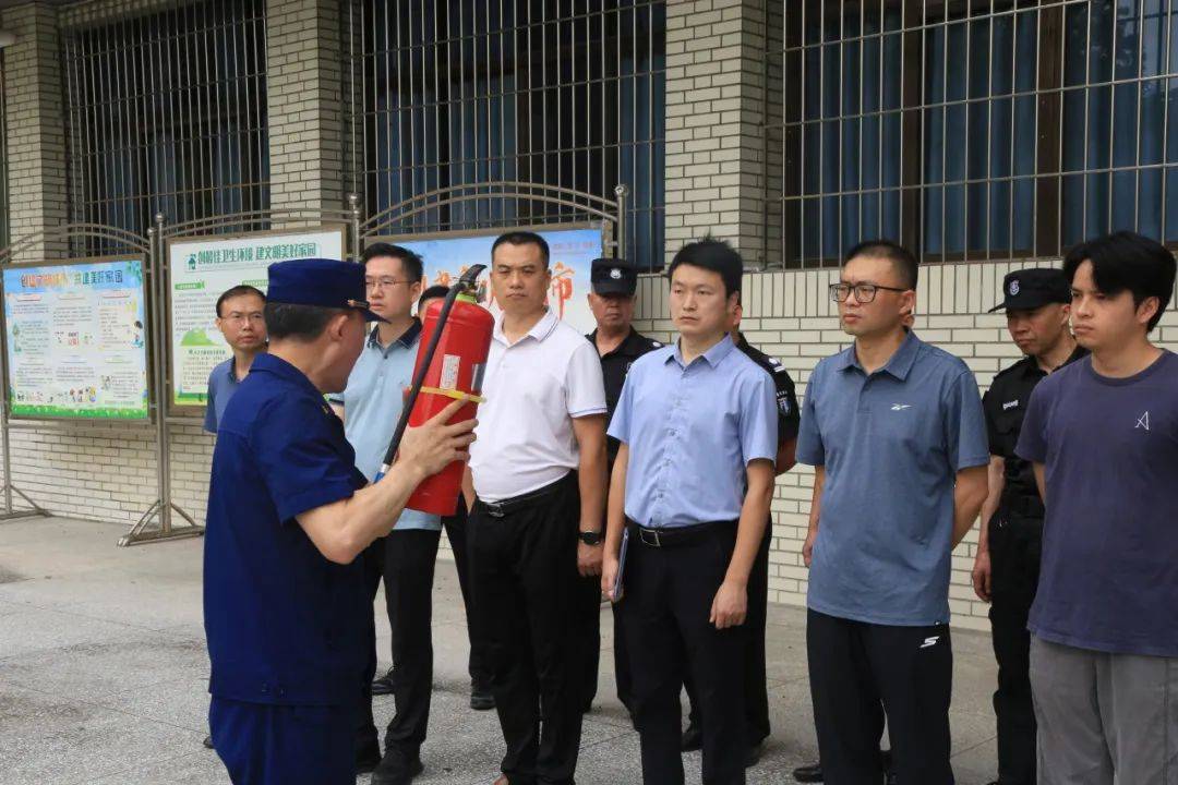 内江师范学院"三下乡"社会实践团队走进东兴区高粱镇第十二中学开展