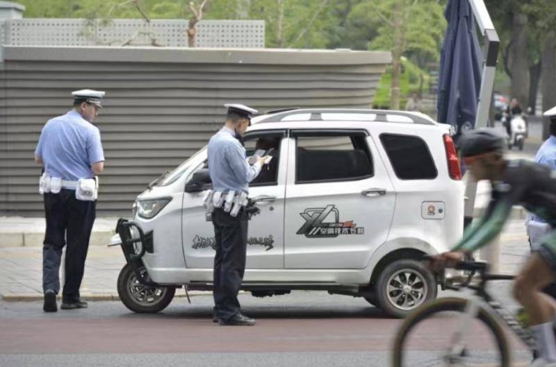 北京石景山警方开展电动自行车专项整治行动