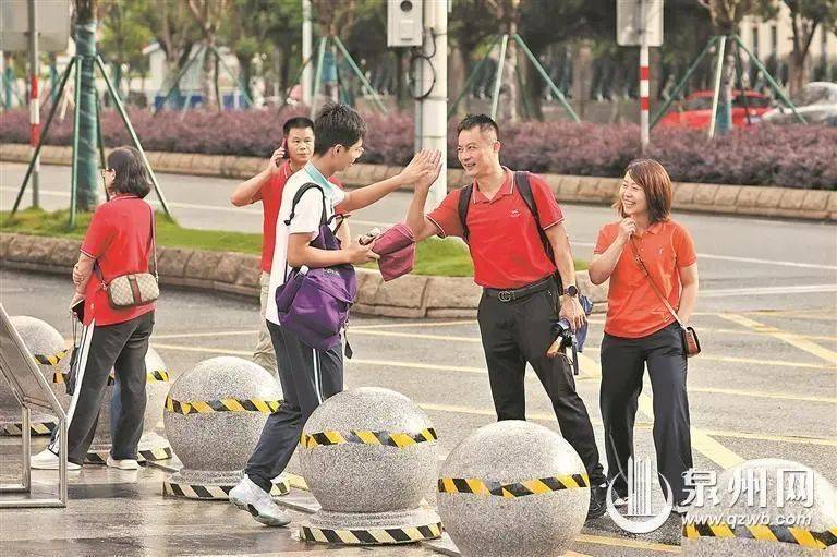直击中考:你们乘风破浪 我们全力护航_女儿_考场_考生