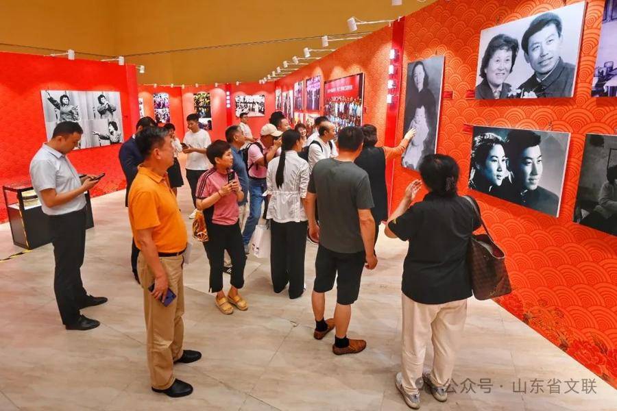 中国文联知名老艺术家艺术成就巡回展在济南举办