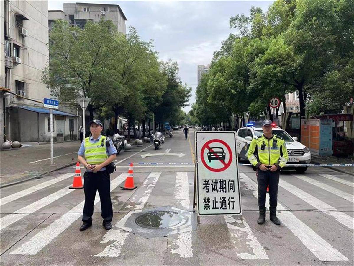 武汉市中考圆满落幕,民警为9万余中考生撑起“平安伞”_服务_考点_家长