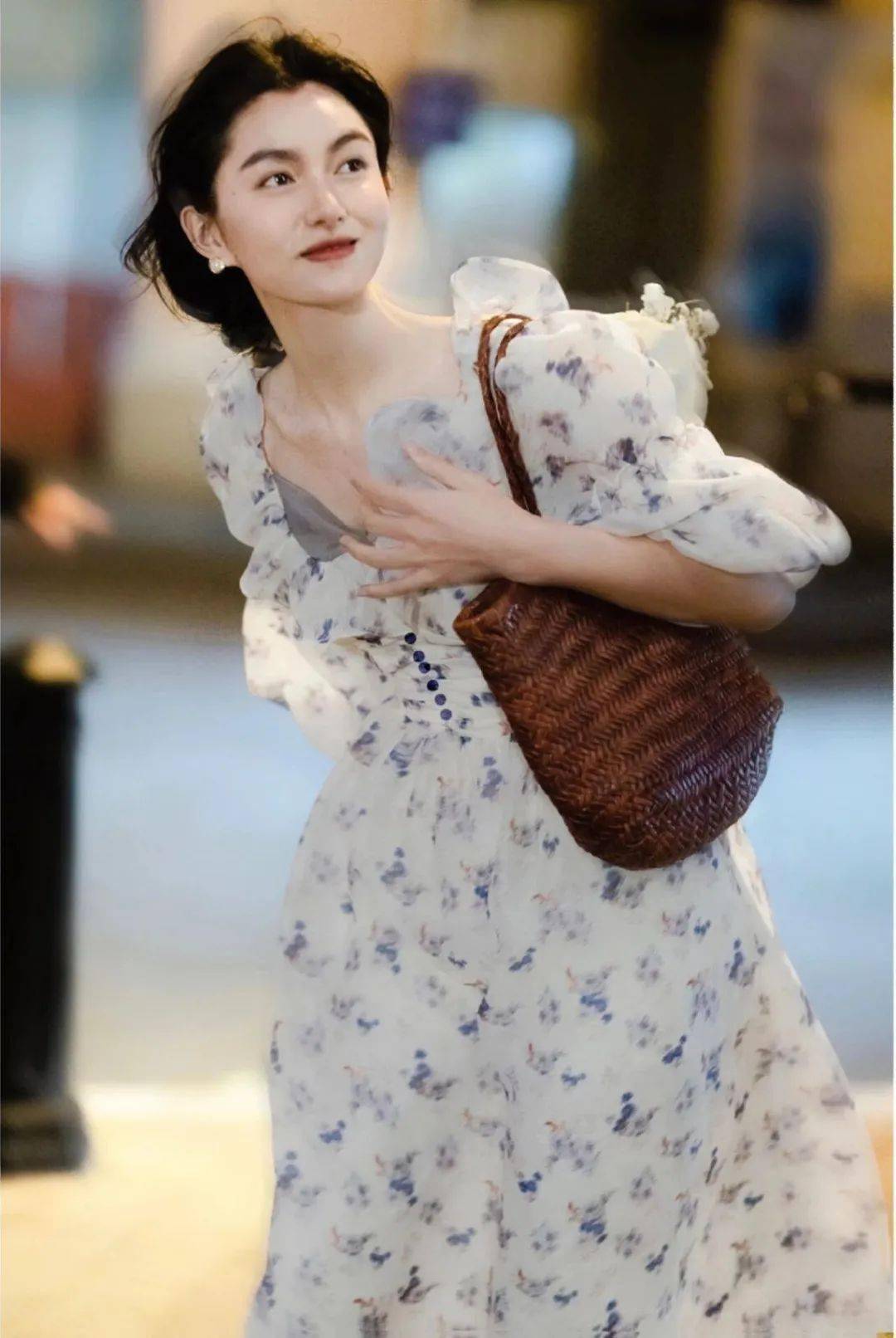 钟楚曦度假风穿搭火了!夏天的裙子,越"花"越时髦!