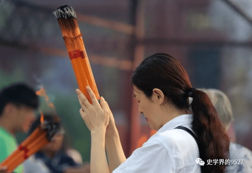 民间烧香的时候，为啥要烧三炷香？三炷香分别代表什么意思？