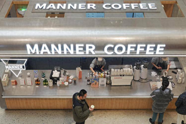 压力多靠自己消化 Manner咖啡事件背后 餐饮连锁企业基层员工工作强度大是常态
