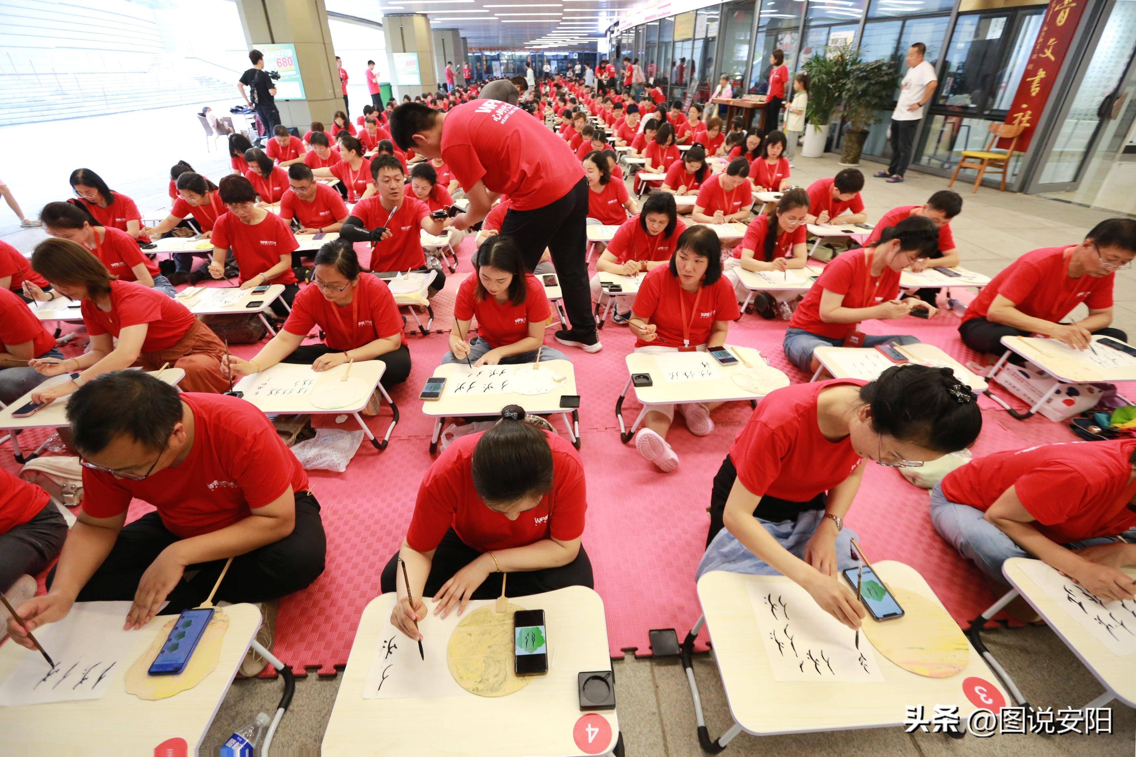 河南安阳:360名女子写"女书"场面壮观