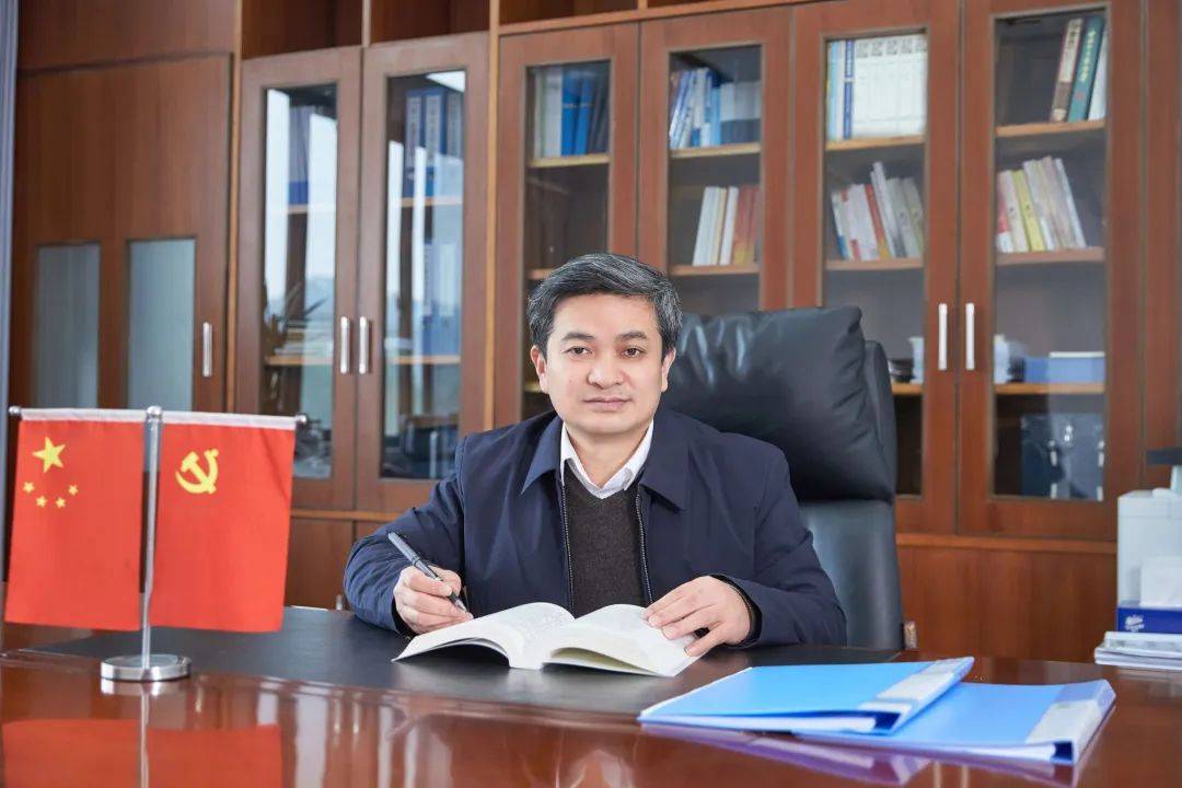 刘松林,任大学党委书记