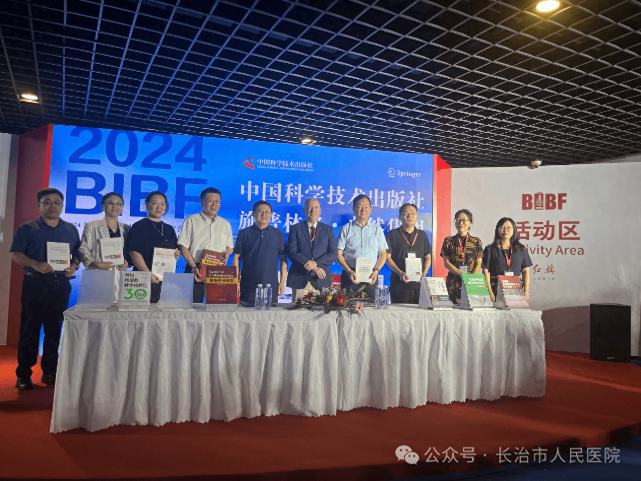 市医院肿瘤内科主编《消化道肿瘤案例精析》签署全球英文版合作出书合约（内科 英文）消化道肿瘤高峰论坛，