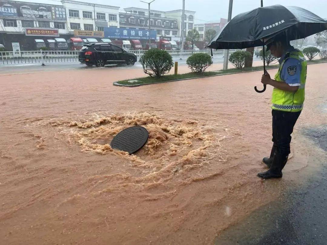 今天高安一小区涨水,3人被困!