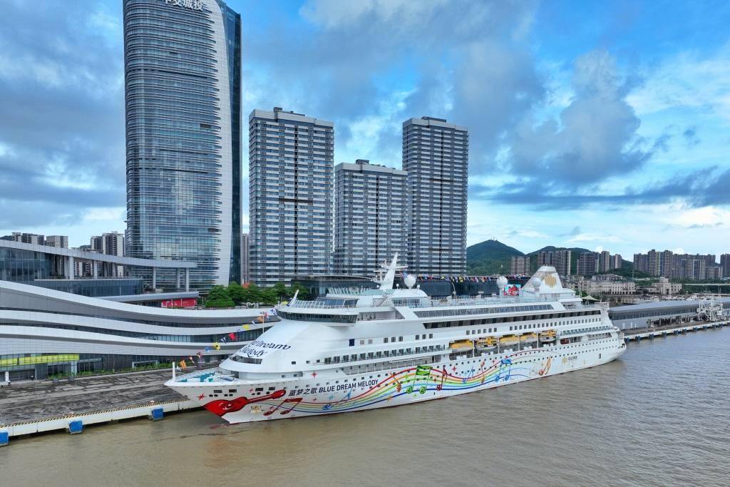 广州南沙国际邮轮母港开港开航 超700名游客"尝鲜"