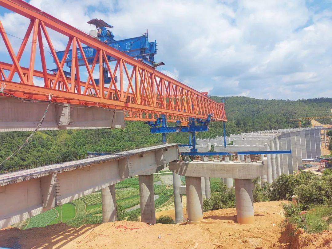 8米,高2米,自重达83吨,采用200t自平衡式架桥机架设.