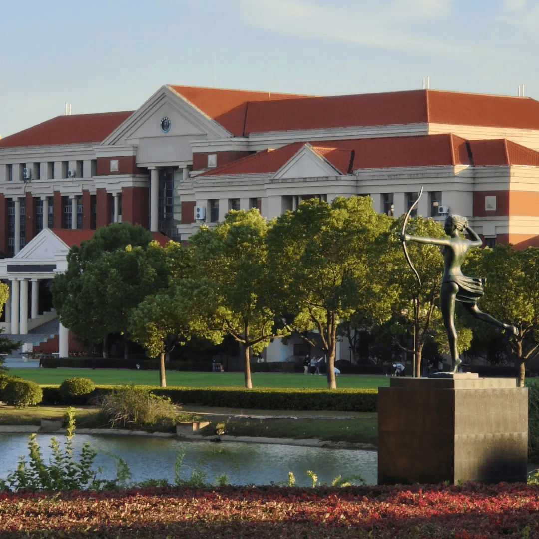 南京传媒学院大草坪图片