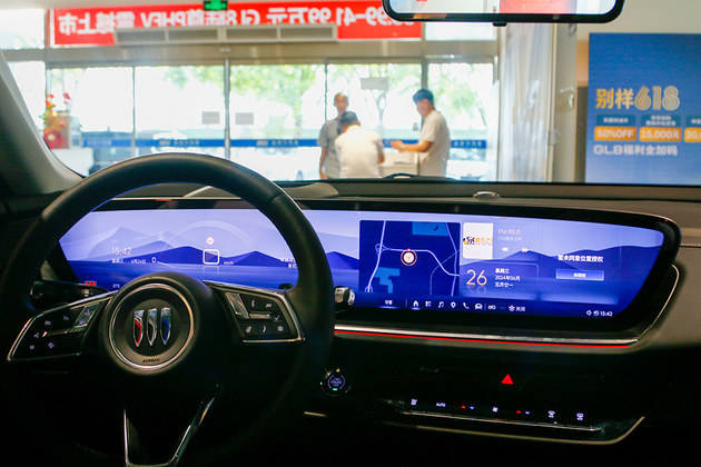 30英寸一体弧面6k屏让人眼前一亮,整个车内的科技感还是非常到位的