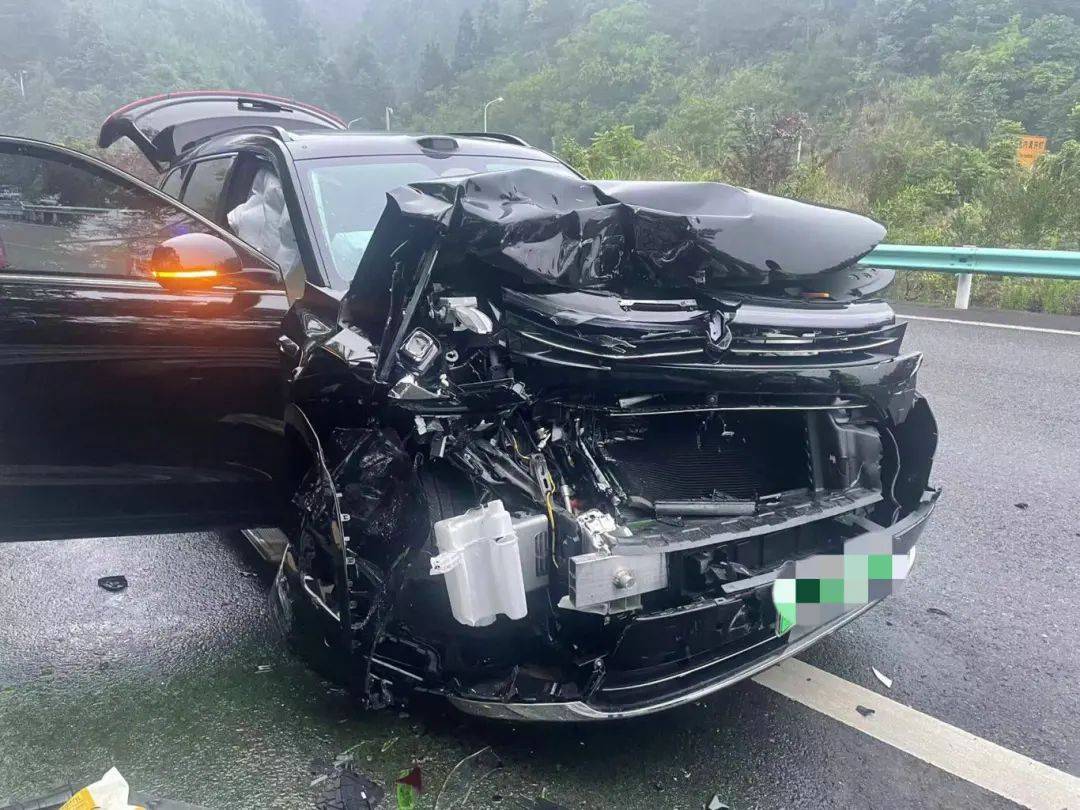 当巡逻组民警到达现场后,为避免发生二次事故,巡逻组民警分工合作