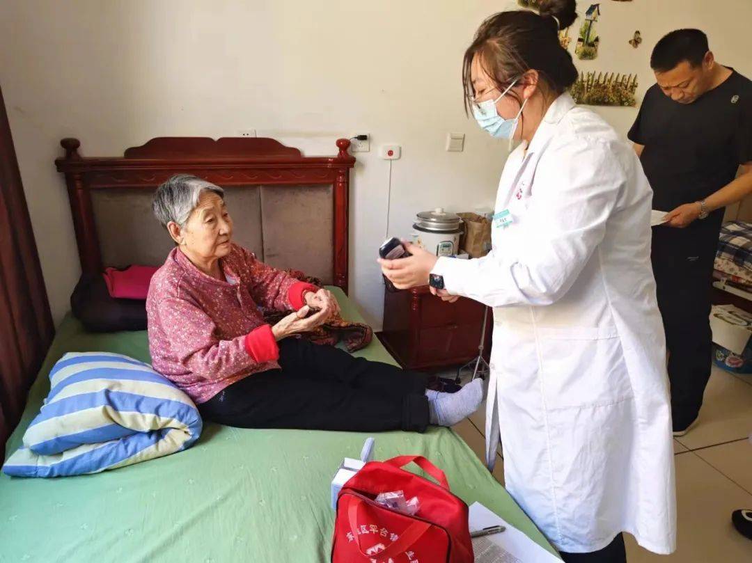 送医上门解民忧 入户随访护健康_服务_居民_活动