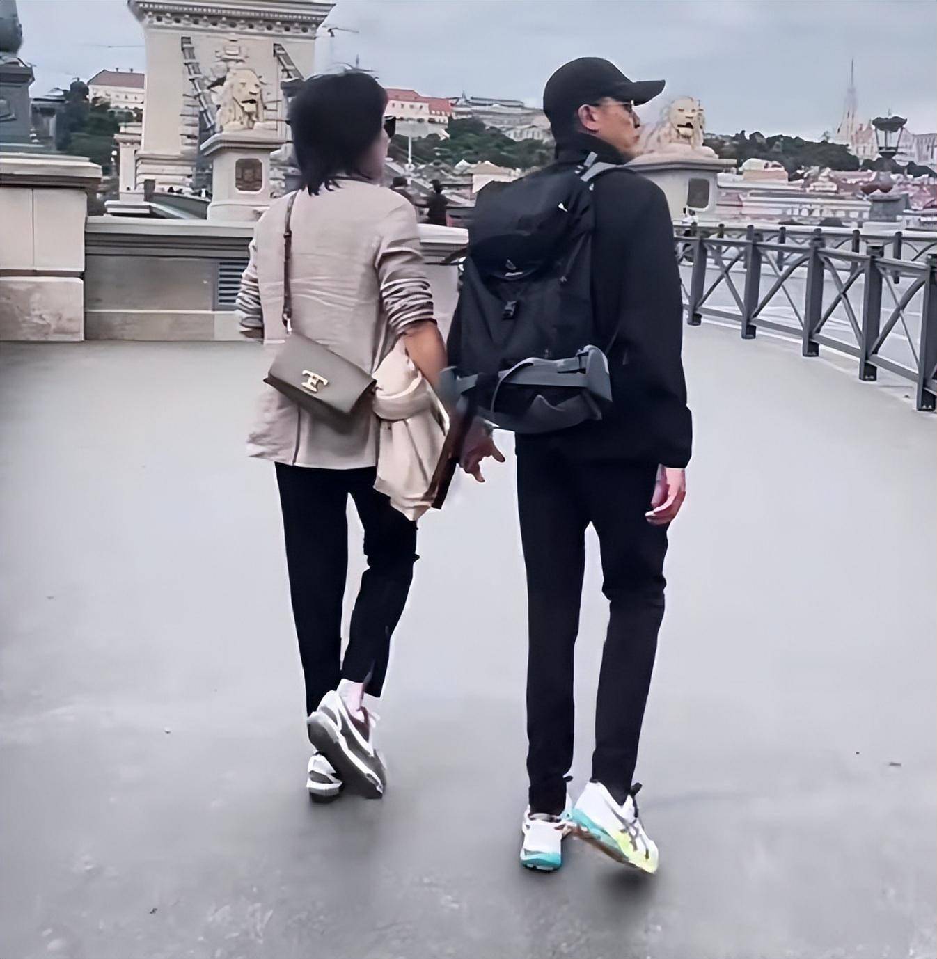 刘嘉玲和62岁老公度假,梁朝伟头发白了一半,背影干巴瘦腿超细