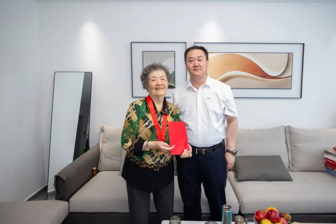 东胜区教育体育局领导班子开展走访慰问活动