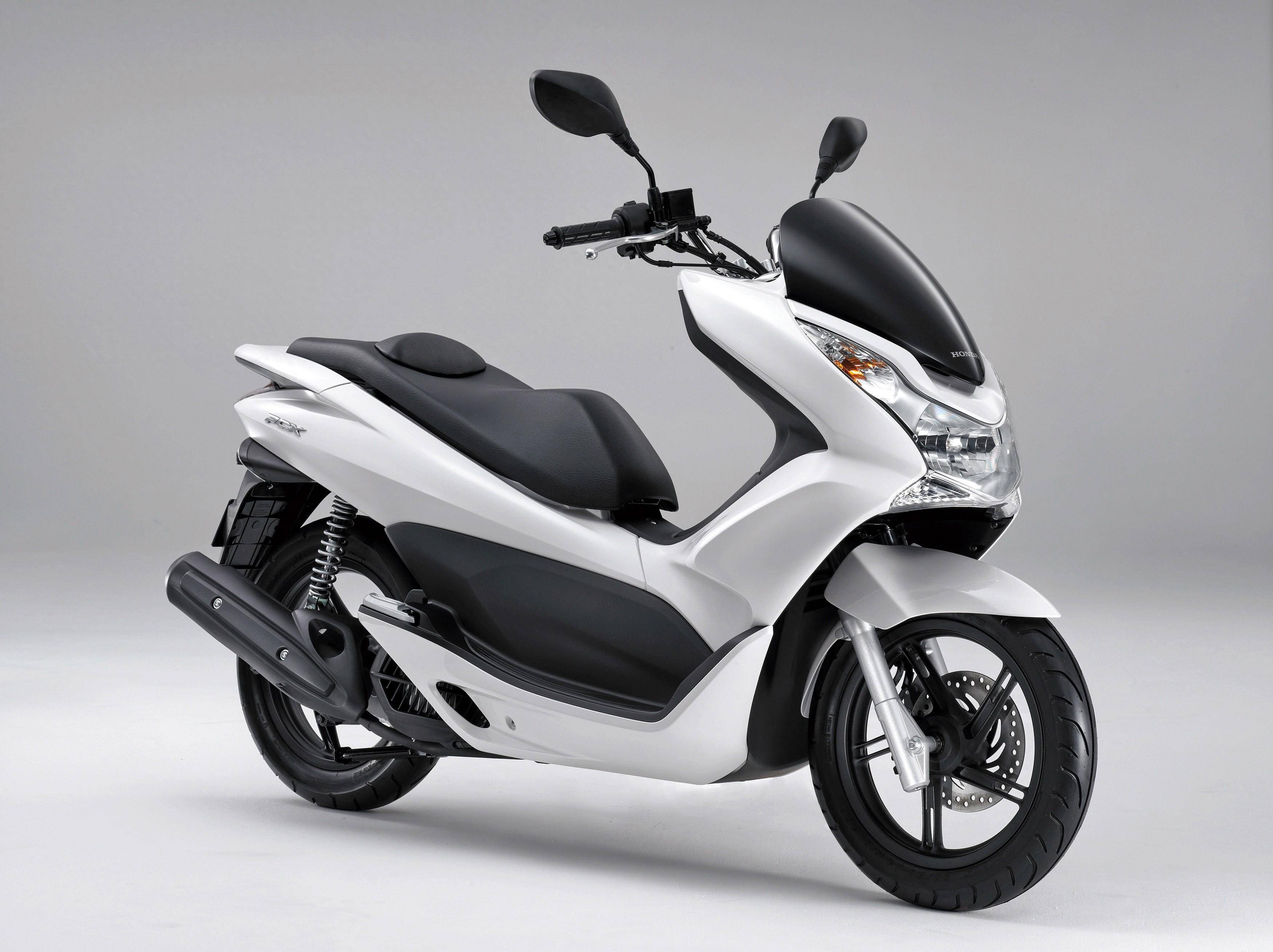 下图:2014 第二代 pcx150.下图:2018 第三代 pcx150.