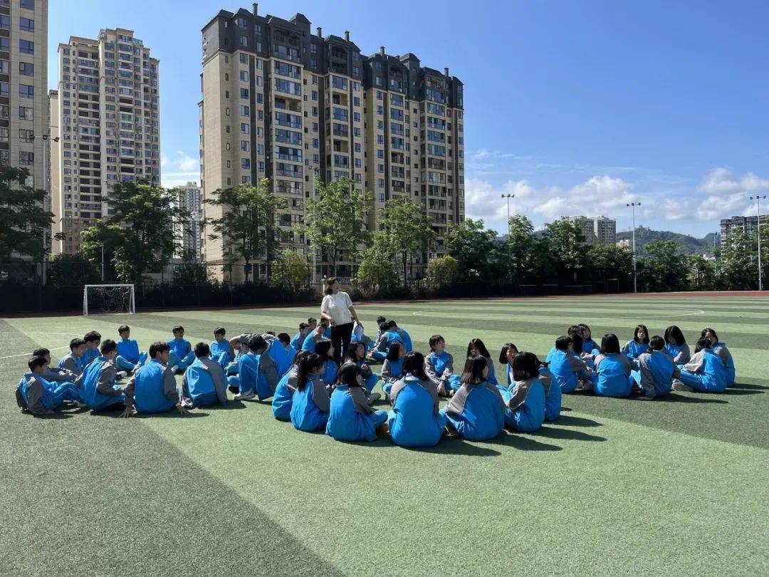 一场别样的室外心理课堂正在进行,来自东莞市石碣袁崇焕中学的心理