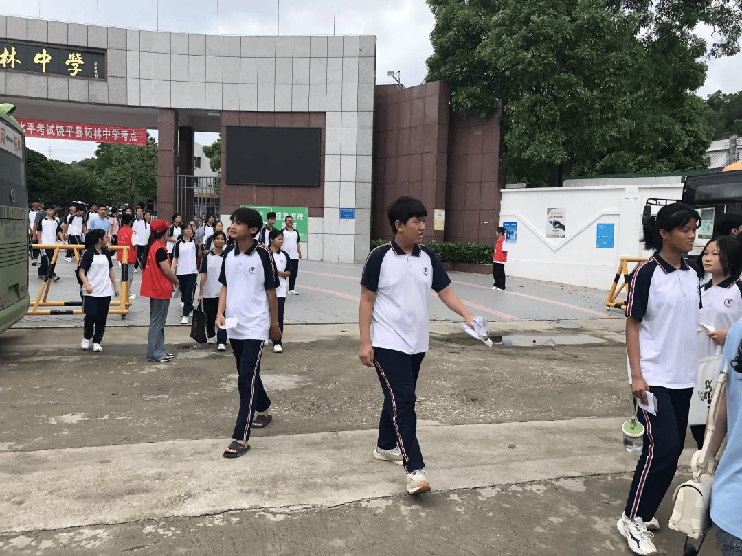 饶平志愿者暖心护航助力中考