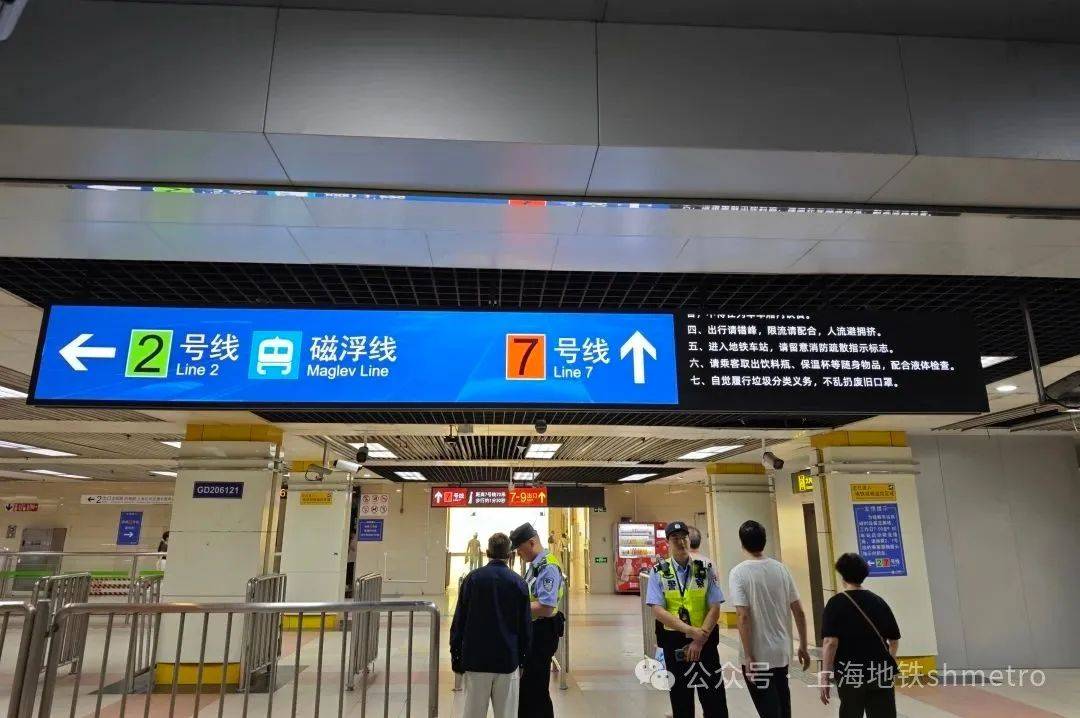 当乘客坐地铁到达龙阳路站任一线路时,可以跟随导向指引来到换乘通道