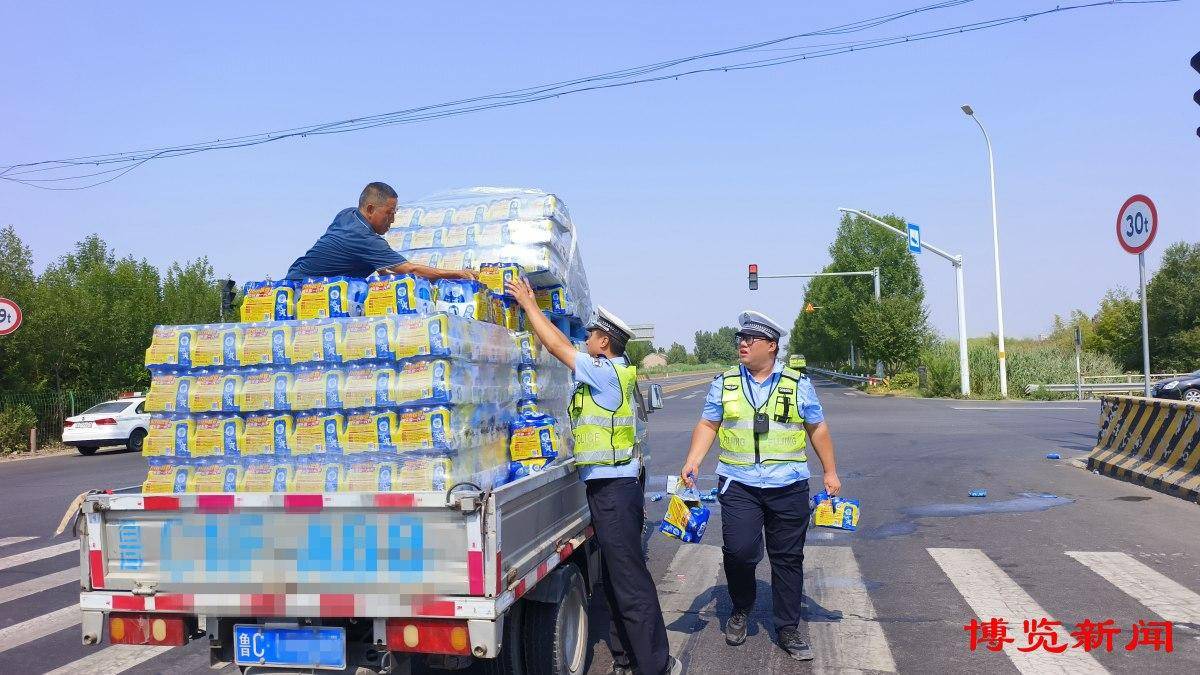 货车刹车啤酒散落 淄博交警化身搬运工