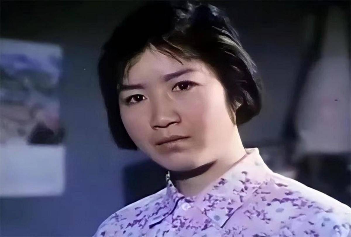 80岁国家一级演员,戏里儿孙满堂,戏外无儿无女,因事业终身未育