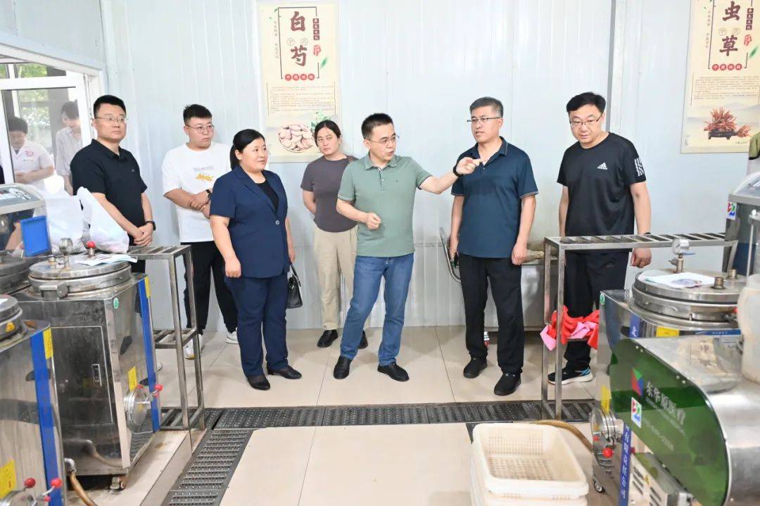 7月3日,高青县中医医院党支部书记,院长张庆芝,副院长郝永平一行5人