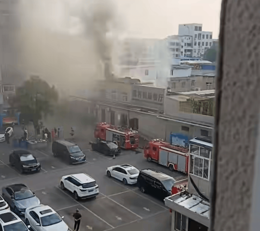 河南开封一医院食堂突发火灾，区消防大队：火已灭，食堂仍封锁