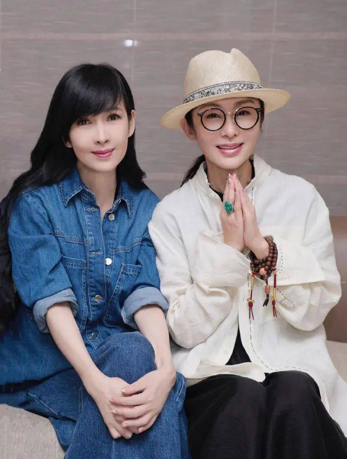 罕见同框!56岁周慧敏晒与张敏重逢照,网友:两位女神颜值依旧→_微博_时光_温州