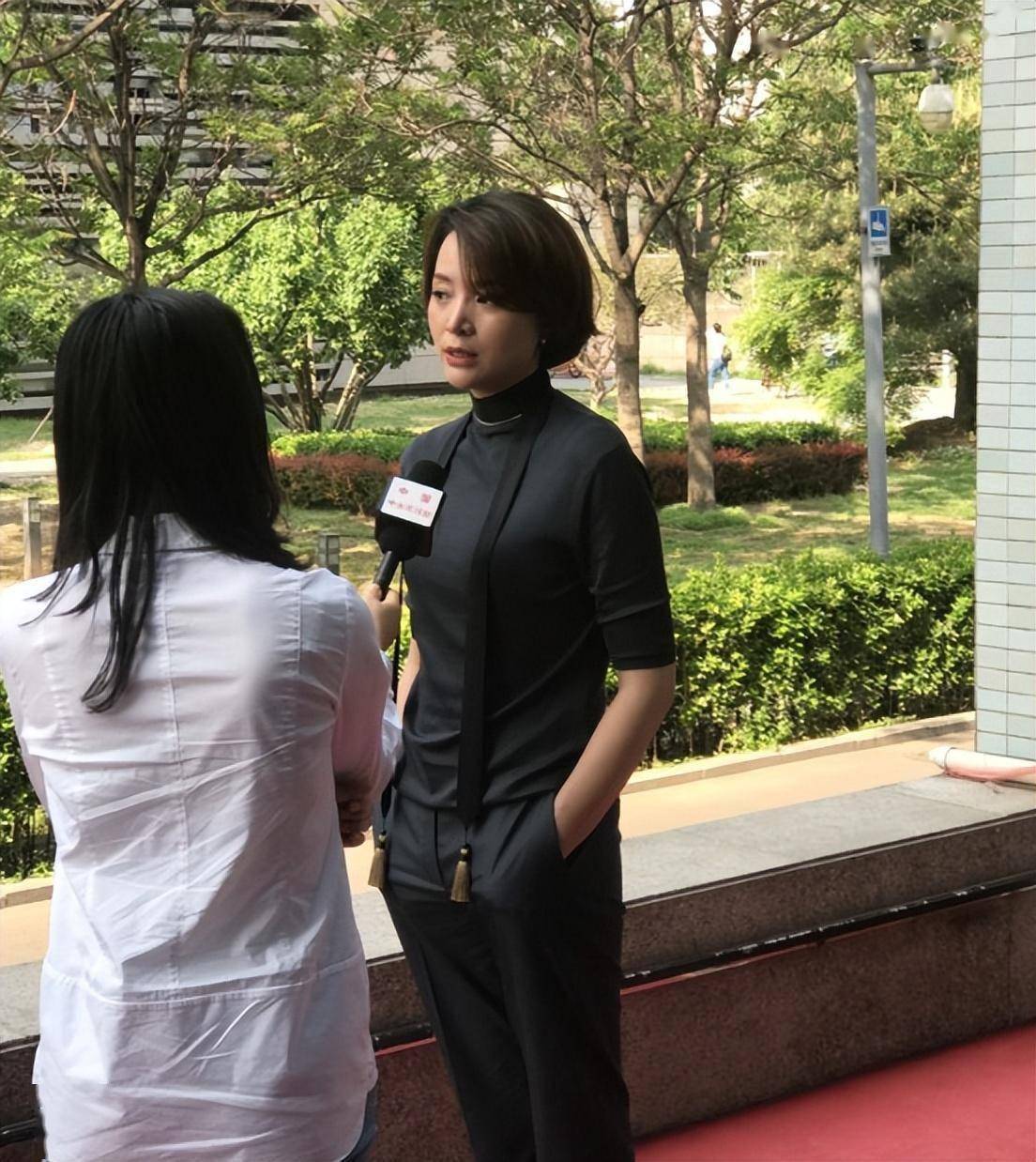 丈夫密春雷的争议过去仅两年,董卿就以"这种姿态"出现_父亲_照片_成为