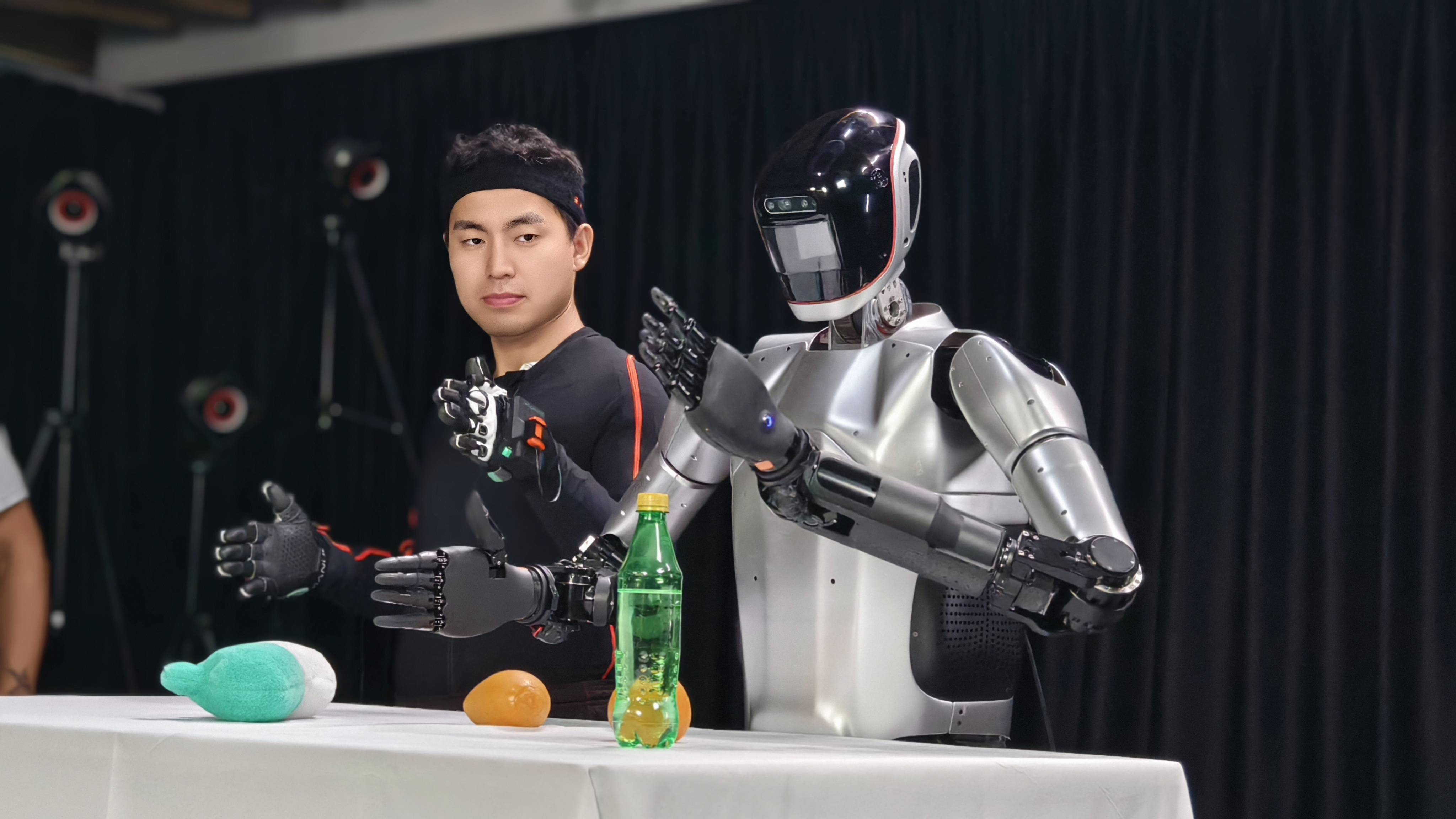 国内首款全尺寸通用人形机器人开源公版机"青龙"正式发布