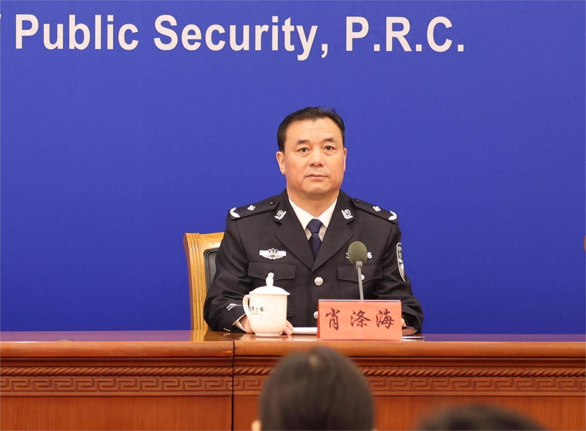 吉林省四平市公安局副局长肖涤海介绍,这是典型的"换钱党"衍生犯罪