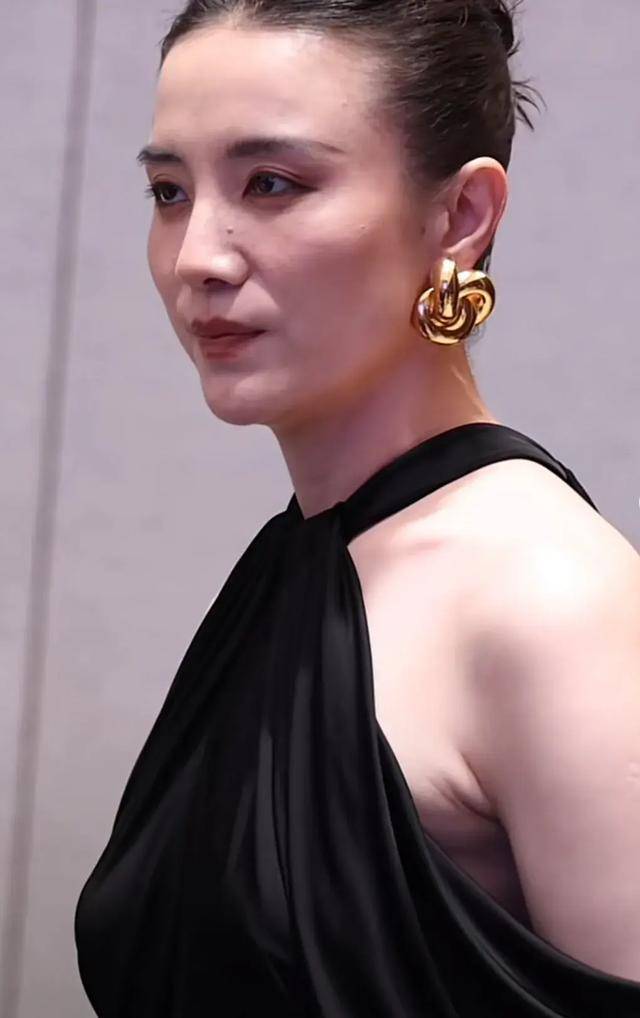 上海这夜,宋佳"五大三粗",王嘉尔秃了,李现脖子前倾像服务生