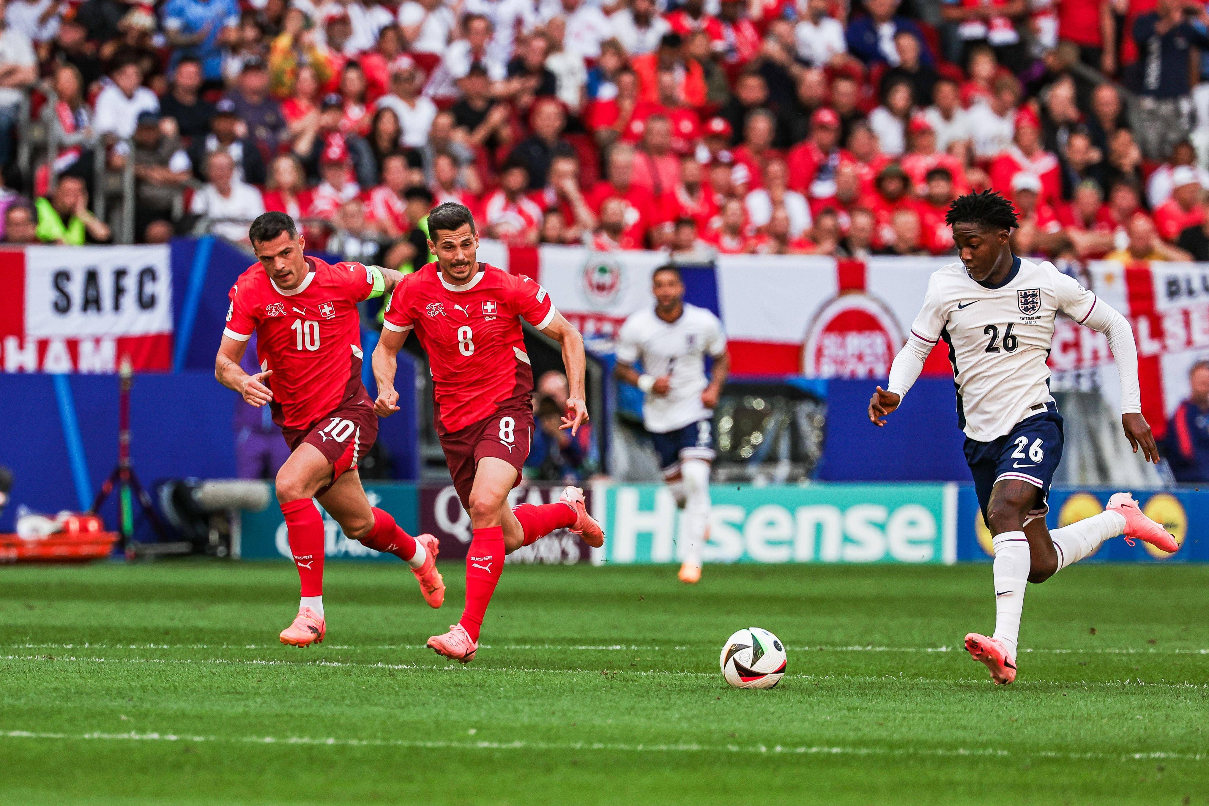 索斯盖特续命 1!百场里程碑险些演砸,萨卡救主,英格兰晋级4强