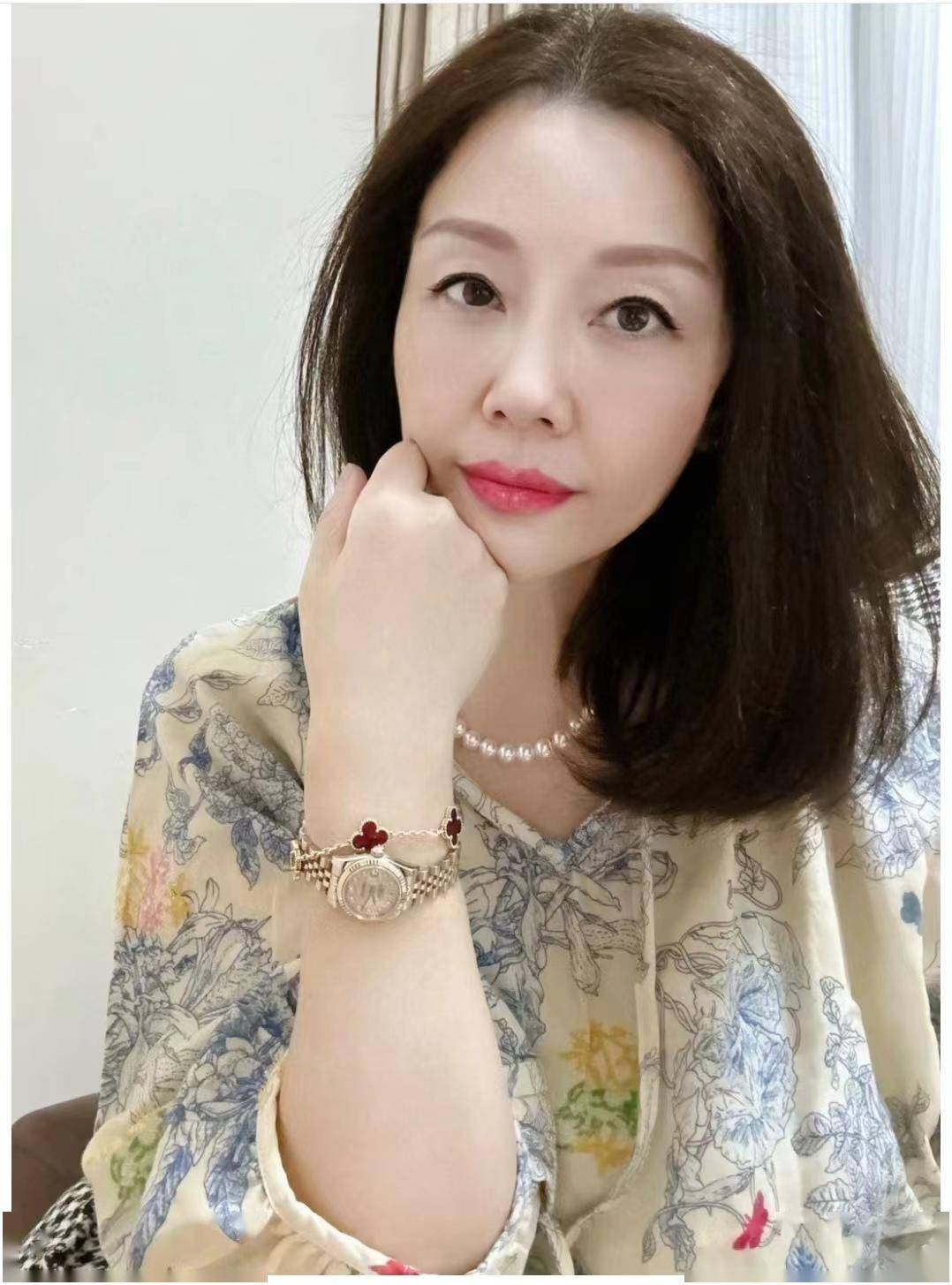 过了50岁依旧"不显老"女人,身上都有这5个特征,越老越有魅力