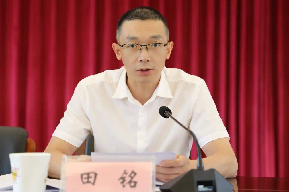 镇党委副书记田铭主持会议,并全面点评了浦阳上半年各项重点工作完成