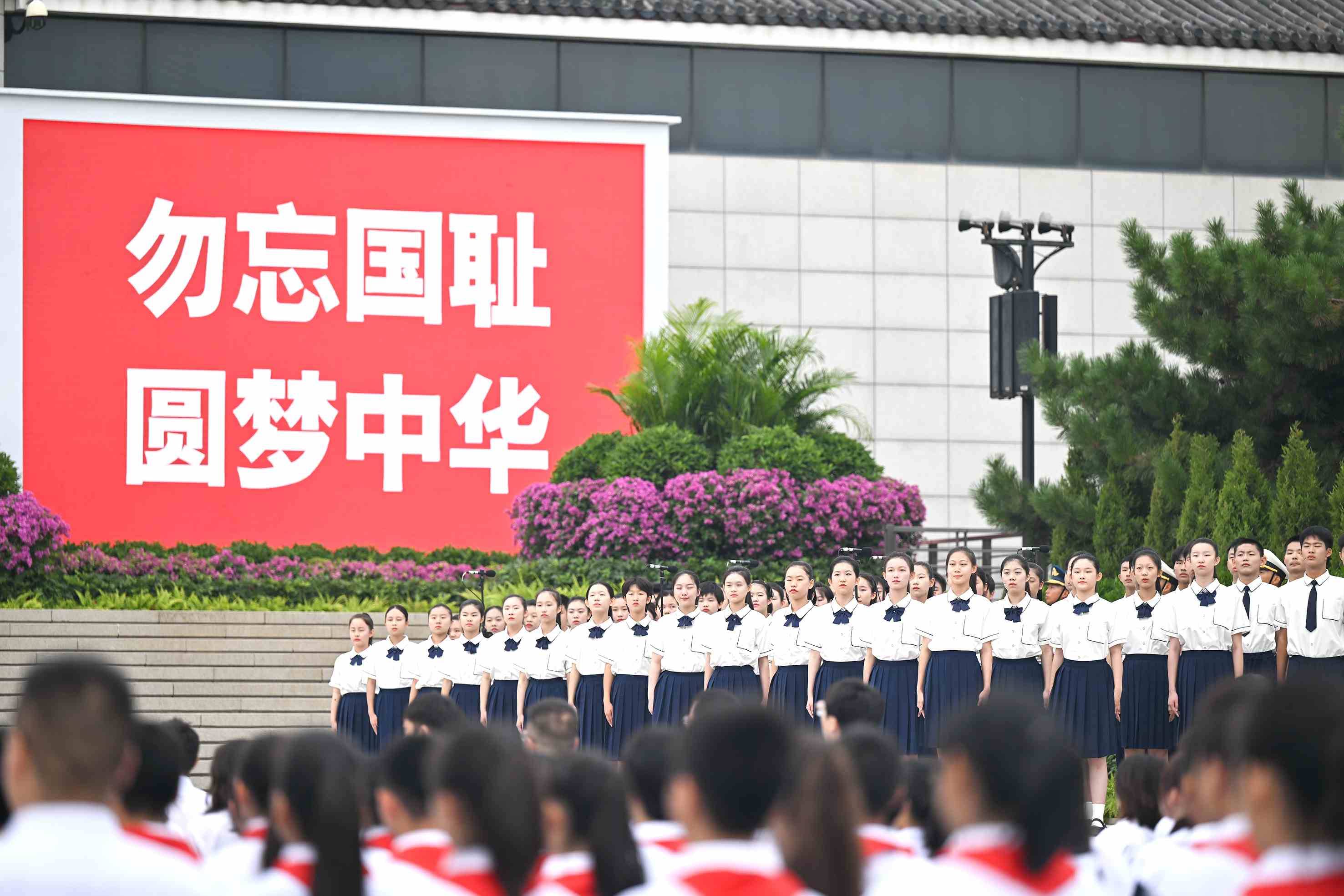 当日,纪念全民族抗战爆发87周年仪式在北京中国人民抗日战争纪念馆