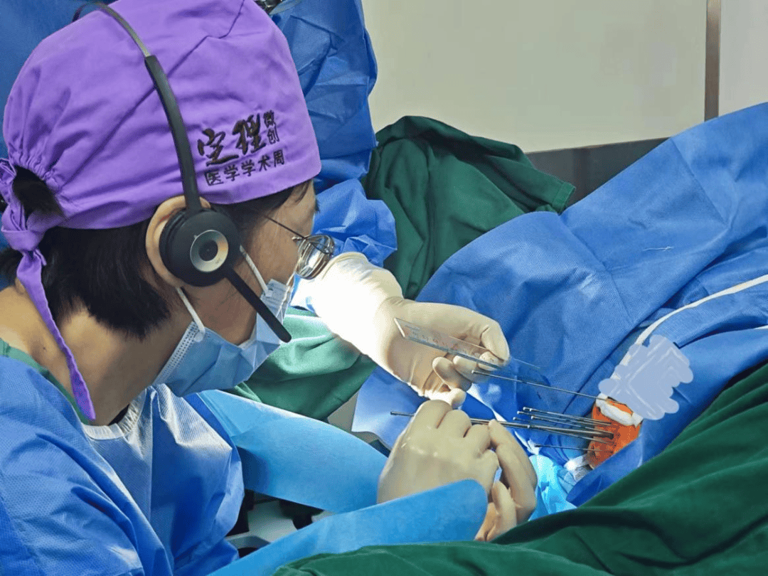 第二例由王弋副主任团队操作,是一例75岁的巨块型宫颈癌患者.