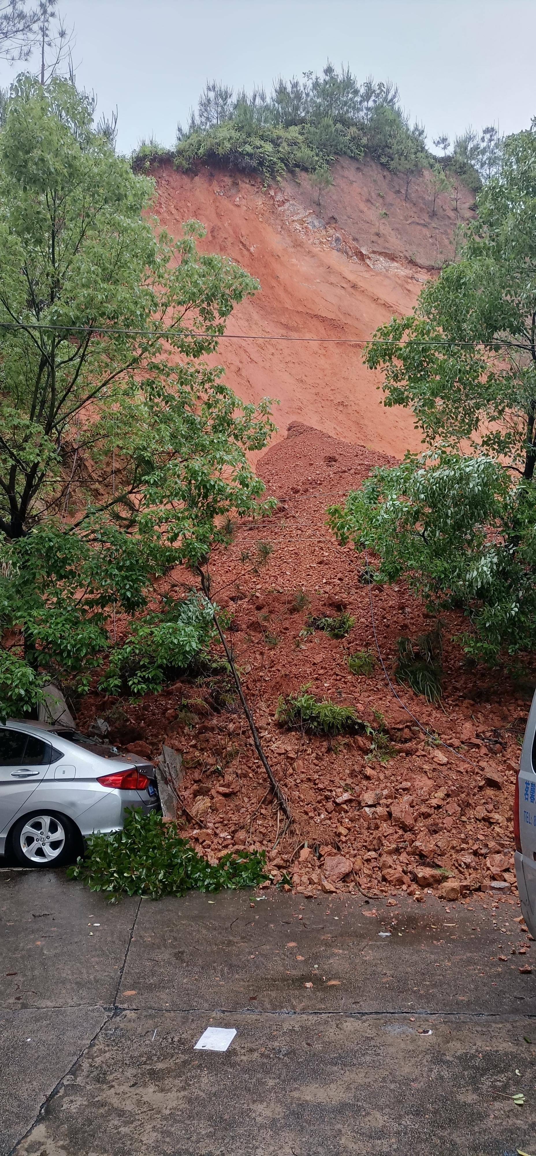 上犹发生山体滑坡,造成一小区围墙倒塌