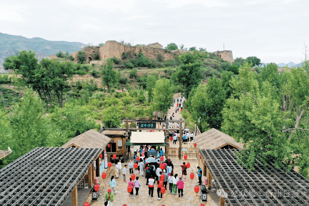 偏关老牛湾景区喜迎千人旅游团