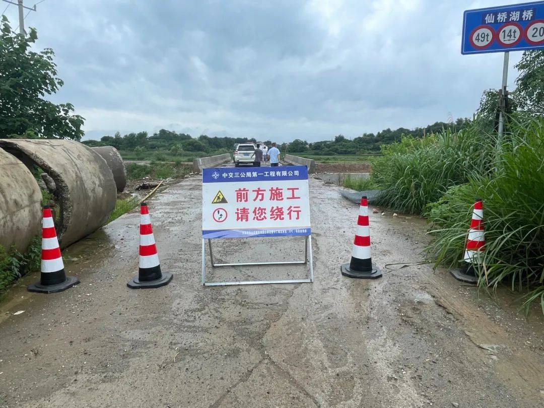 为堤坝提供一层坚固的"防护罩",同时在沿线设置反光路锥,警示牌等安