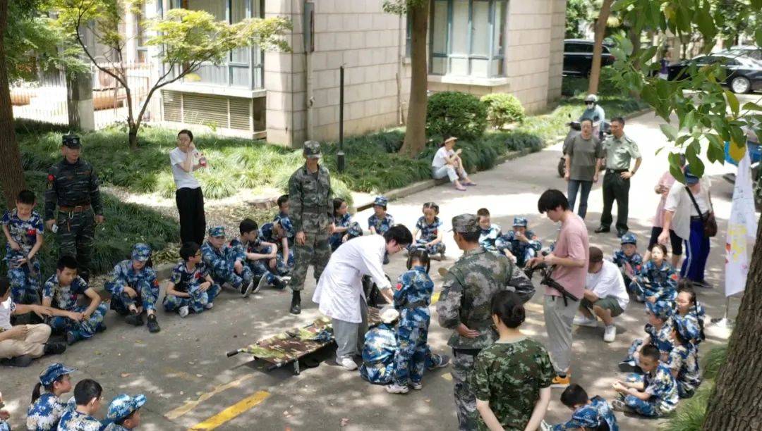 许阳居民区退伍军人茅惠忠,为军训的小朋友讲述了他的当兵经历,教导