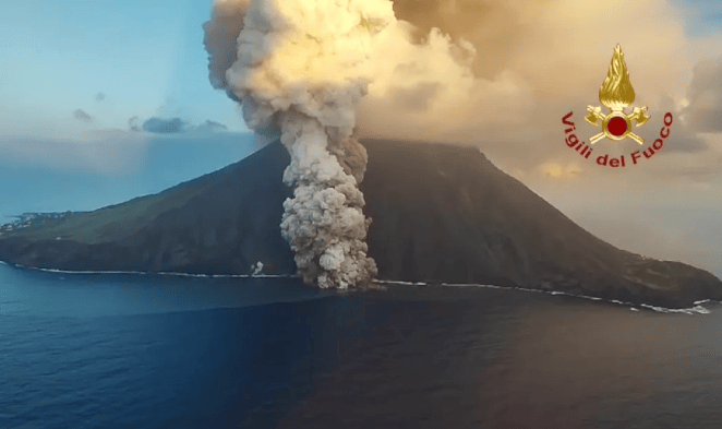 意大利南部俩火山同时喷发!居民:是好事!