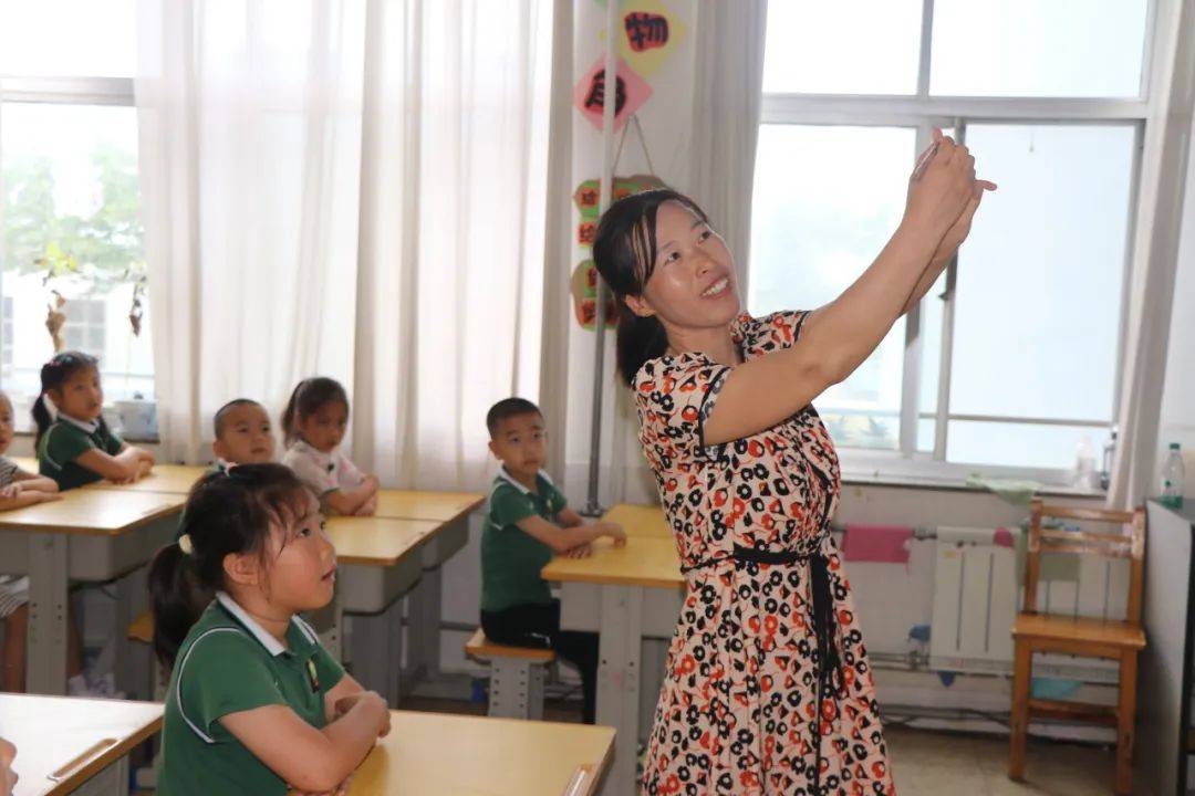 准小学生们知道了上课时要"认真倾听""坐姿端正""举手发言"