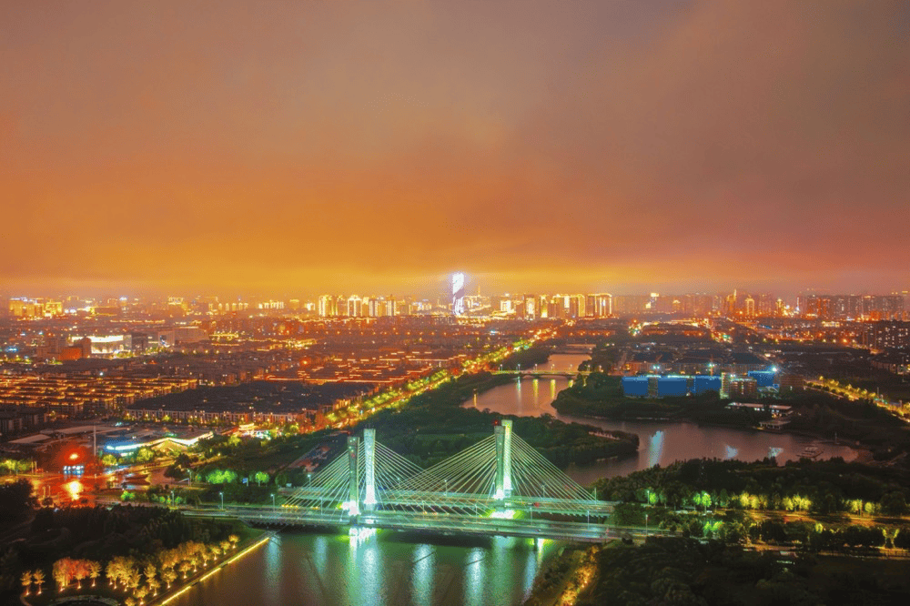 夜幕笼罩,看雨后金融岛有多美