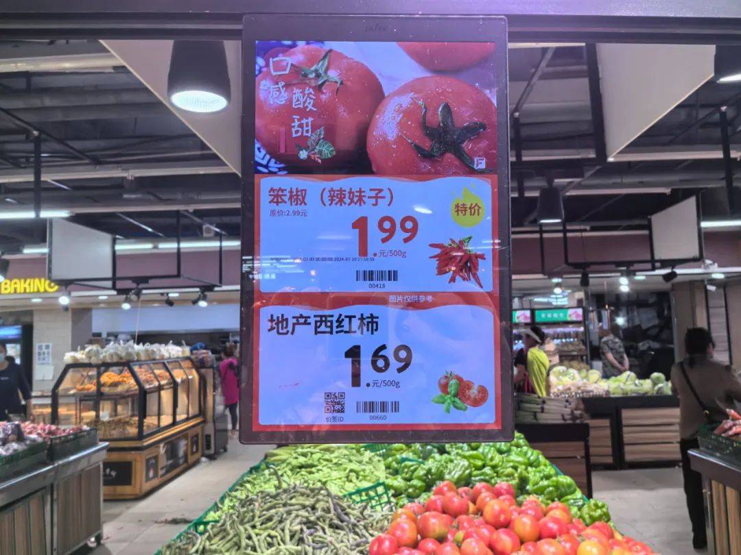 华联超市课长 王玉凤:今年蔬菜价格整体上涨,前几天豆角价格达到每