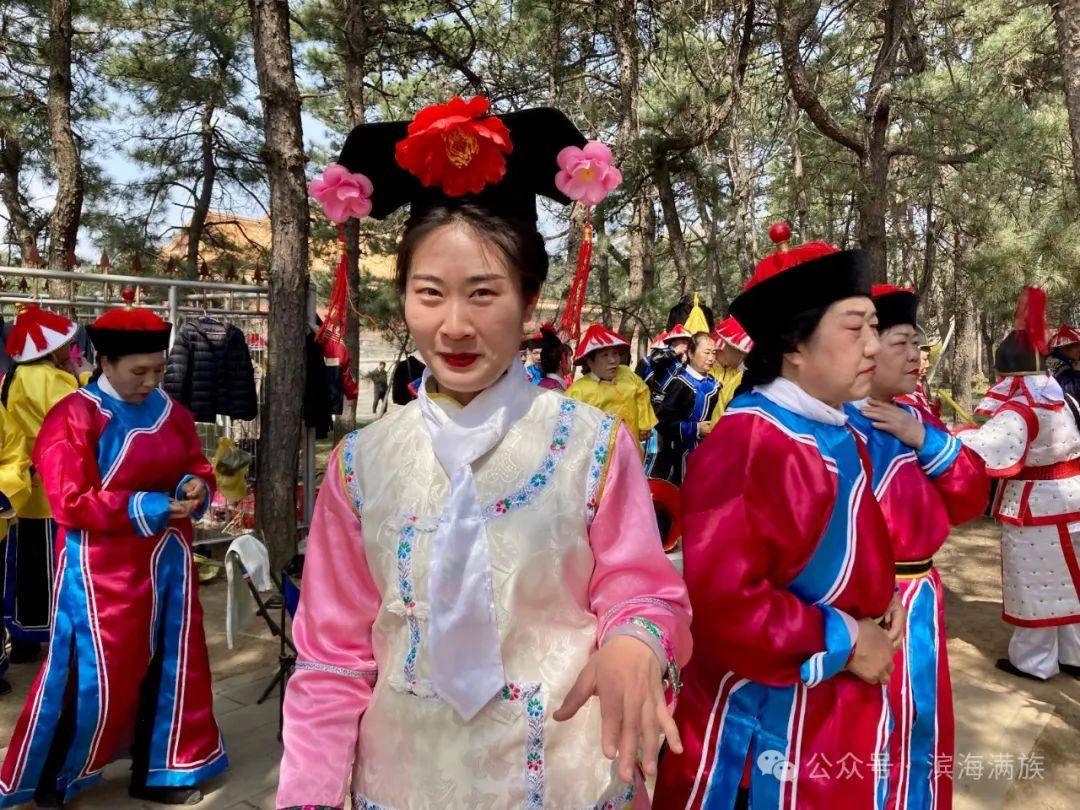 满族服饰的基本式样为袍式,立领,窄袖,右开大襟,钉扣袢,两侧开衩