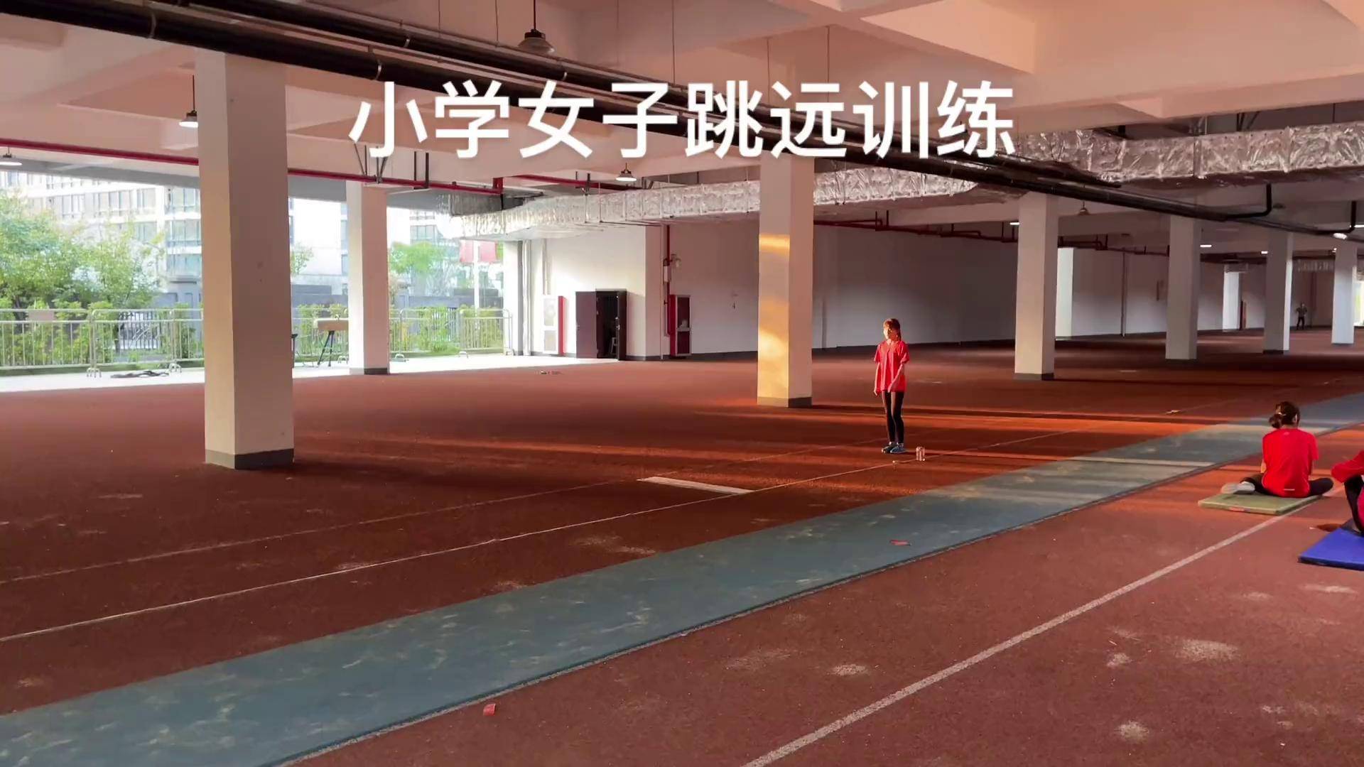 小学女子蹲踞式跳远训练田径训练 跳远 体育竞技 专项训练