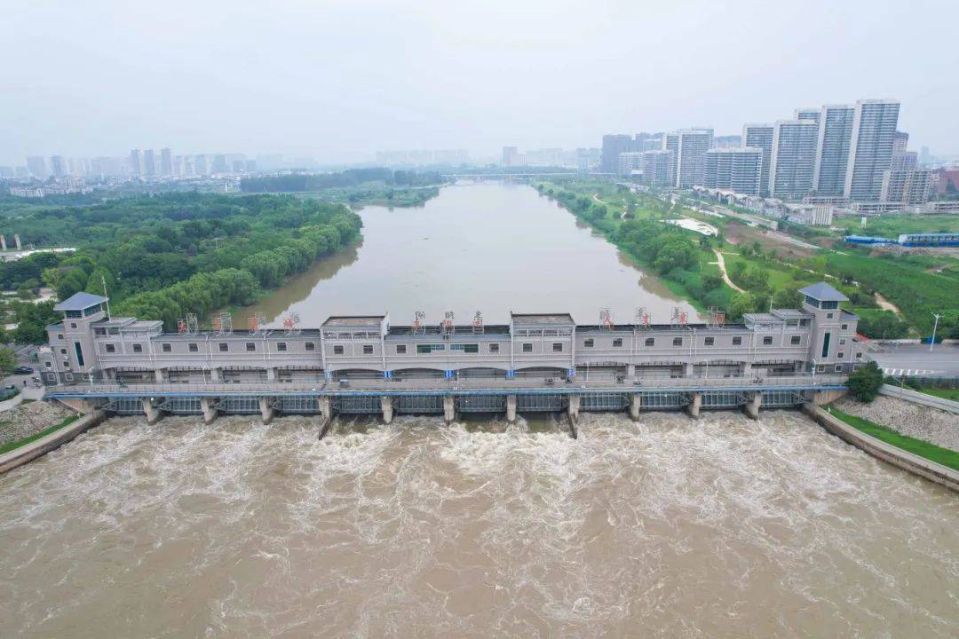 阜阳颍河闸16孔闸全开!