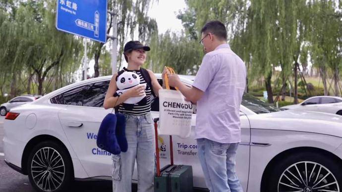   打通境外游客入境游首站“堵点”，免费接机服务落地上海。